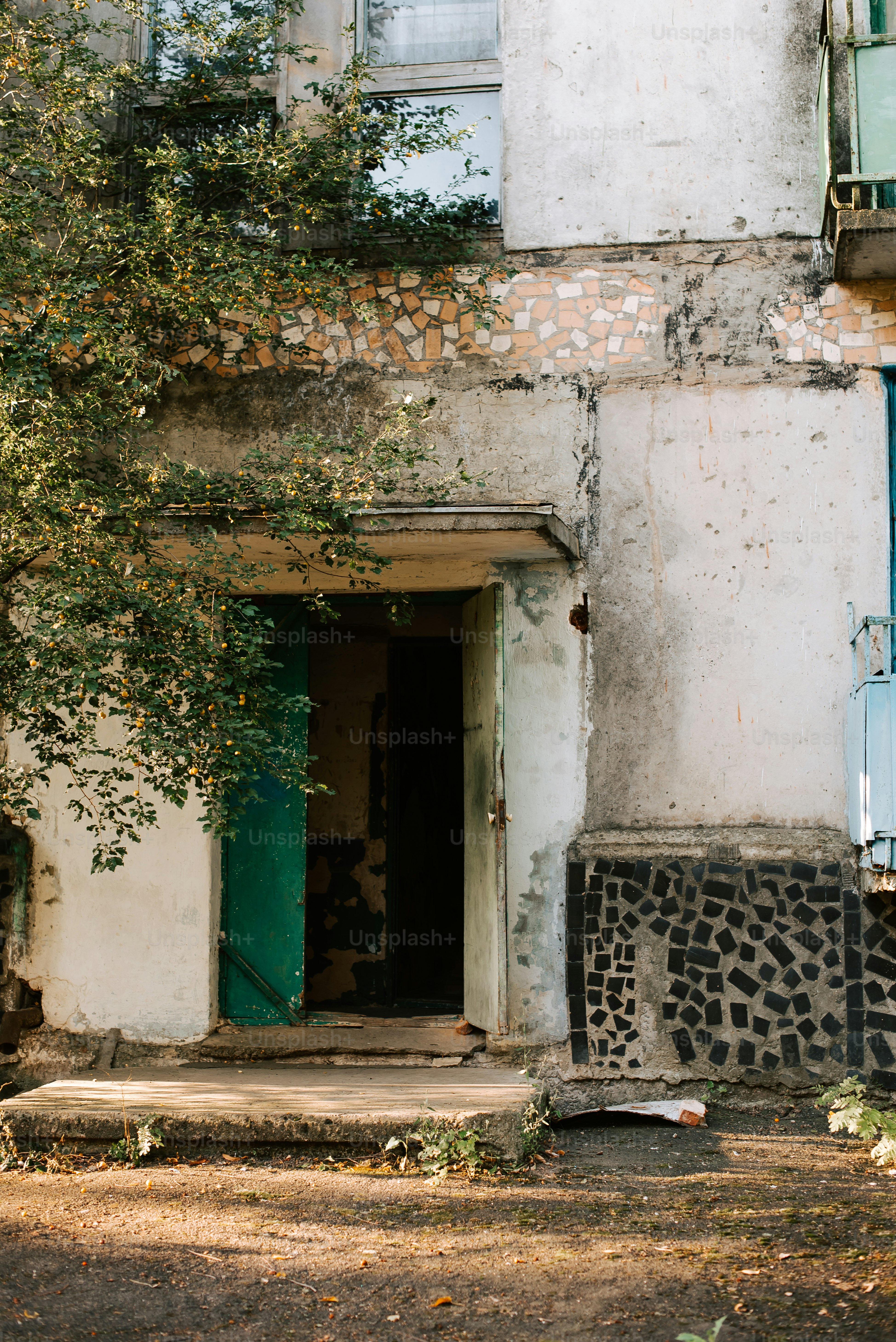 Un edificio antiguo con un árbol frente a él