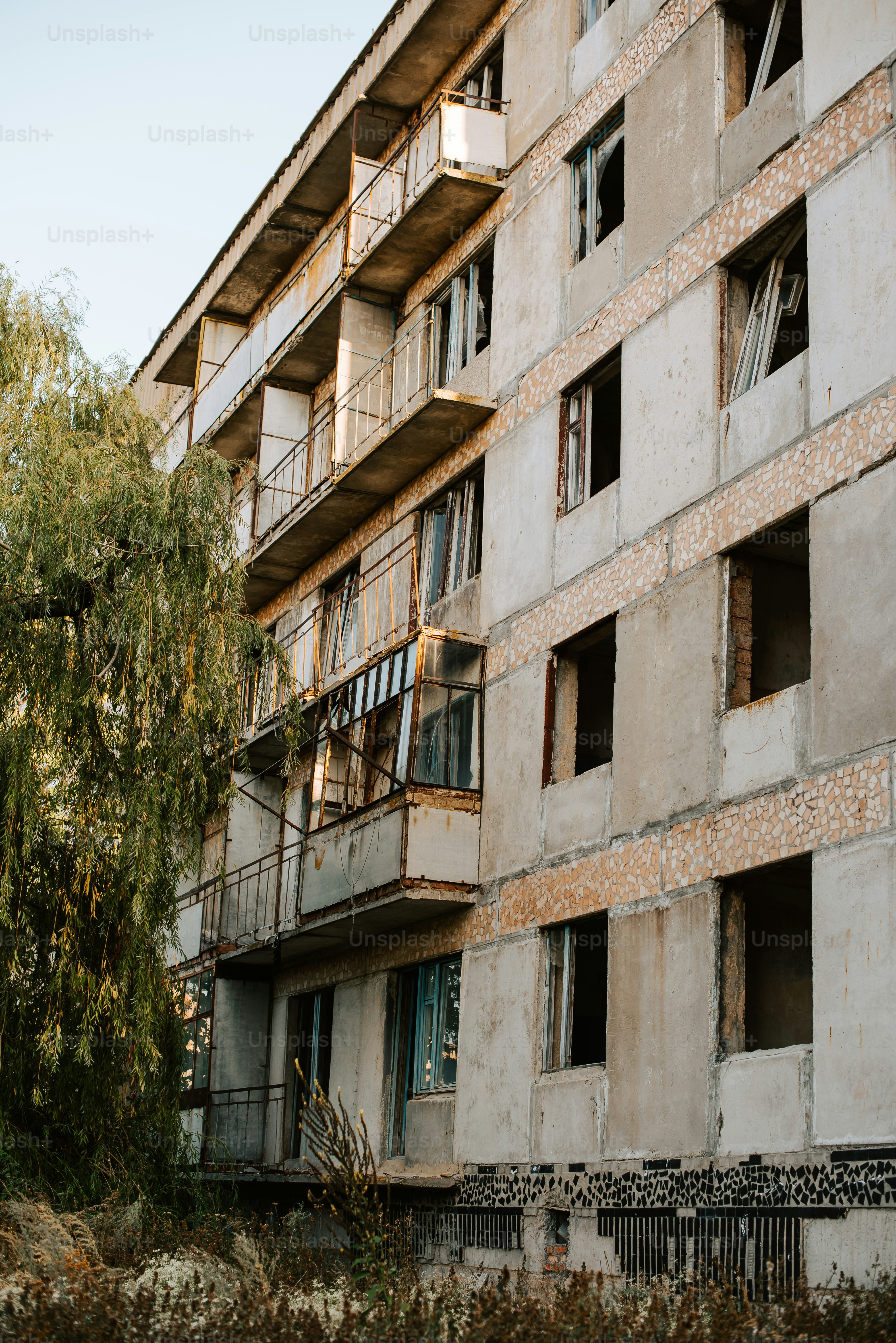 Un edificio alto con muchas ventanas y balcones