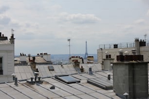 Una vista de una ciudad desde el techo de un edificio