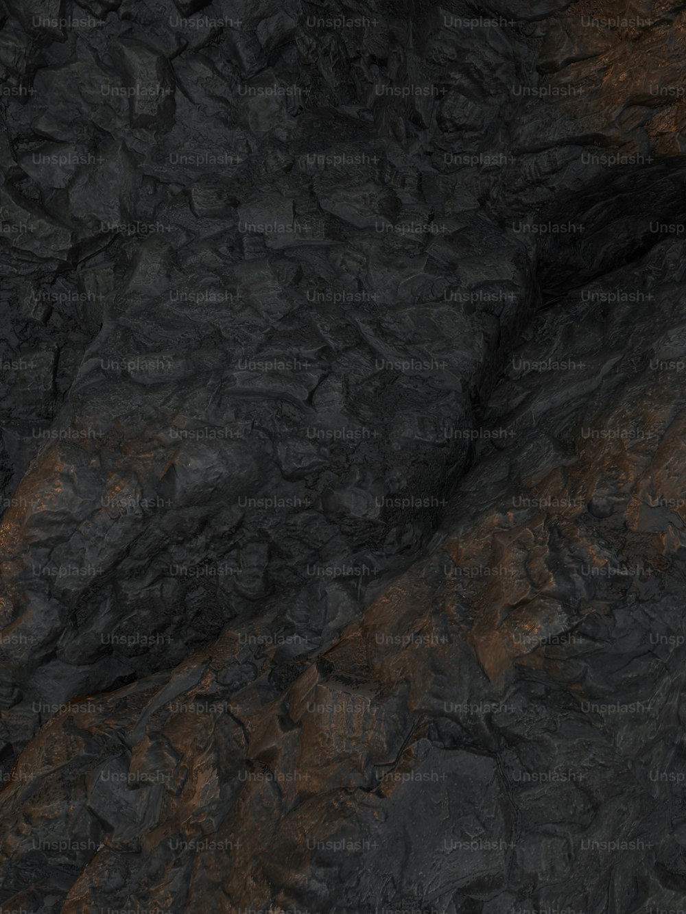 una parete di roccia nera e marrone con una luce che brilla su di essa