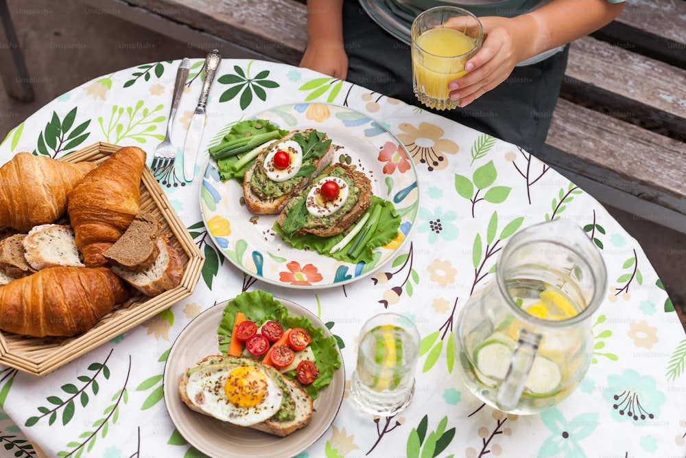 uma mesa coberta com pratos de comida e bebidas