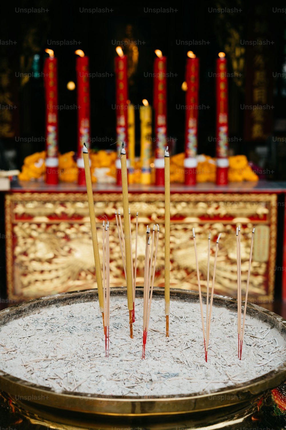 uma bandeja de incensos em uma mesa