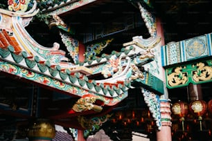 uma escultura colorida do dragão no lado de um edifício