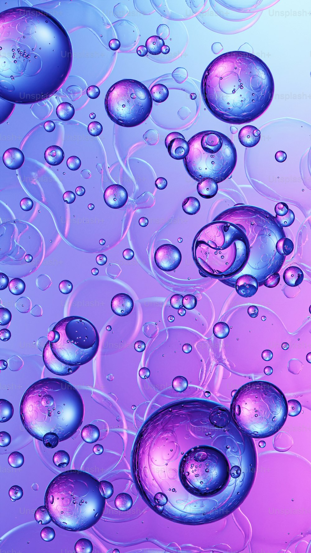 Nahaufnahme von Wasserblasen auf violettem Hintergrund