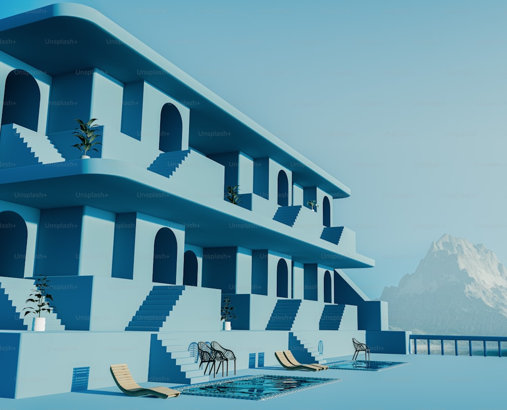 Un edificio azul y blanco con una piscina frente a él