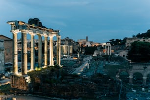 Die Ruinen der antiken Stadt werden nachts beleuchtet