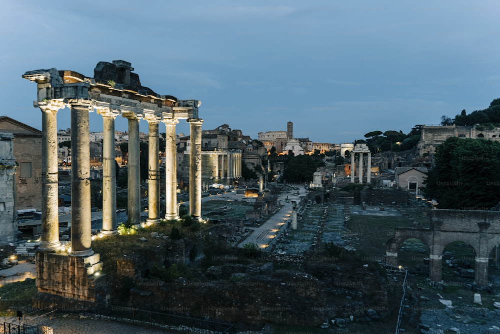 Die Ruinen der antiken Stadt werden nachts beleuchtet