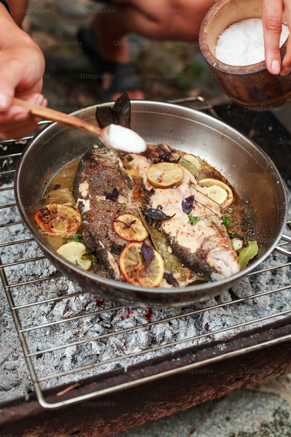 Una persona está cocinando algo de comida en una parrilla