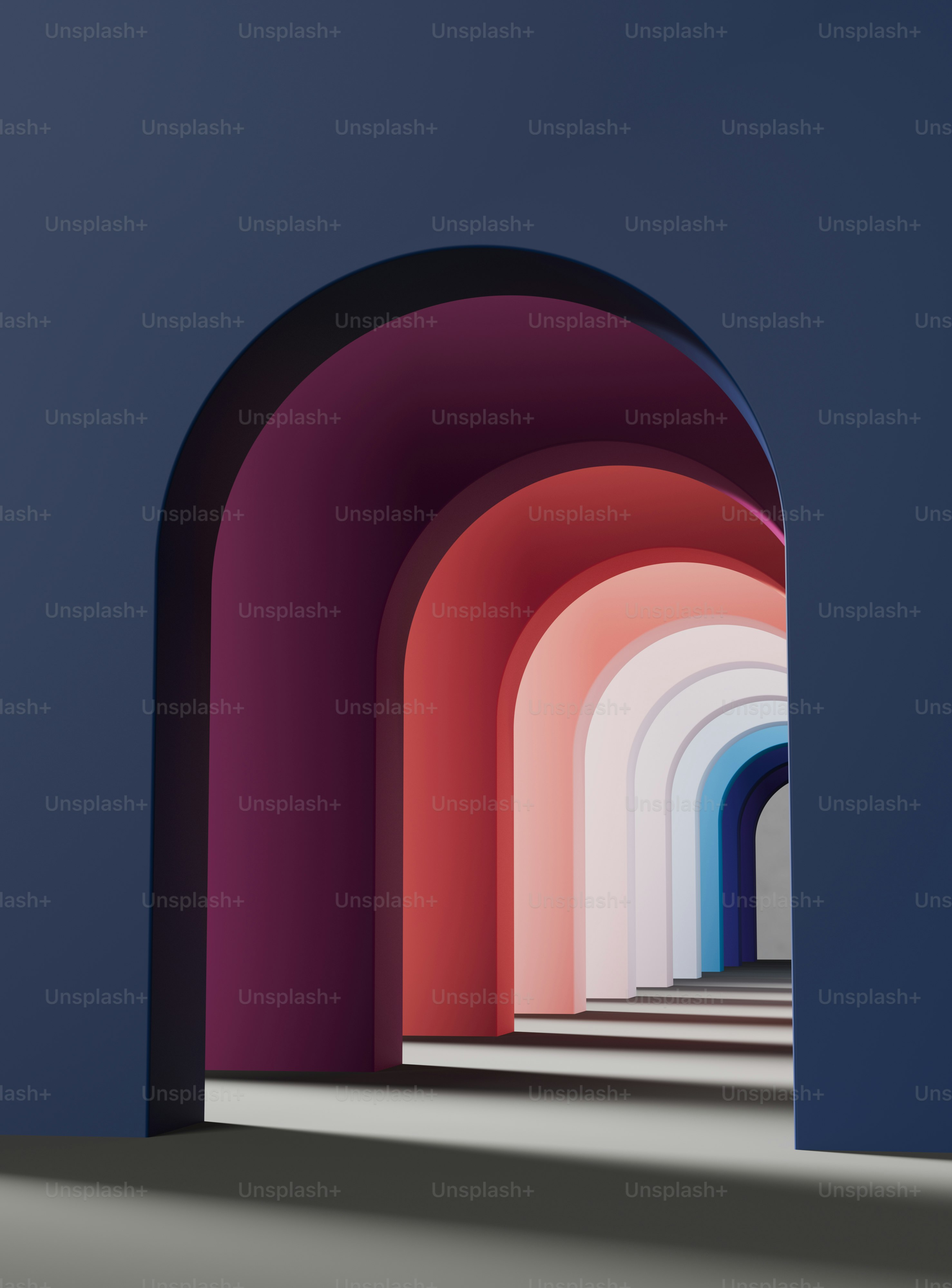 un tunnel avec un mur bleu et une rangée d’arches colorées