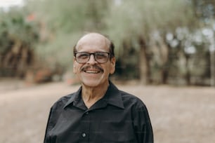 Ein Mann mit Brille und schwarzem Hemd