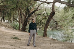 Ein Mann, der auf einem Feldweg neben einem Fluss steht