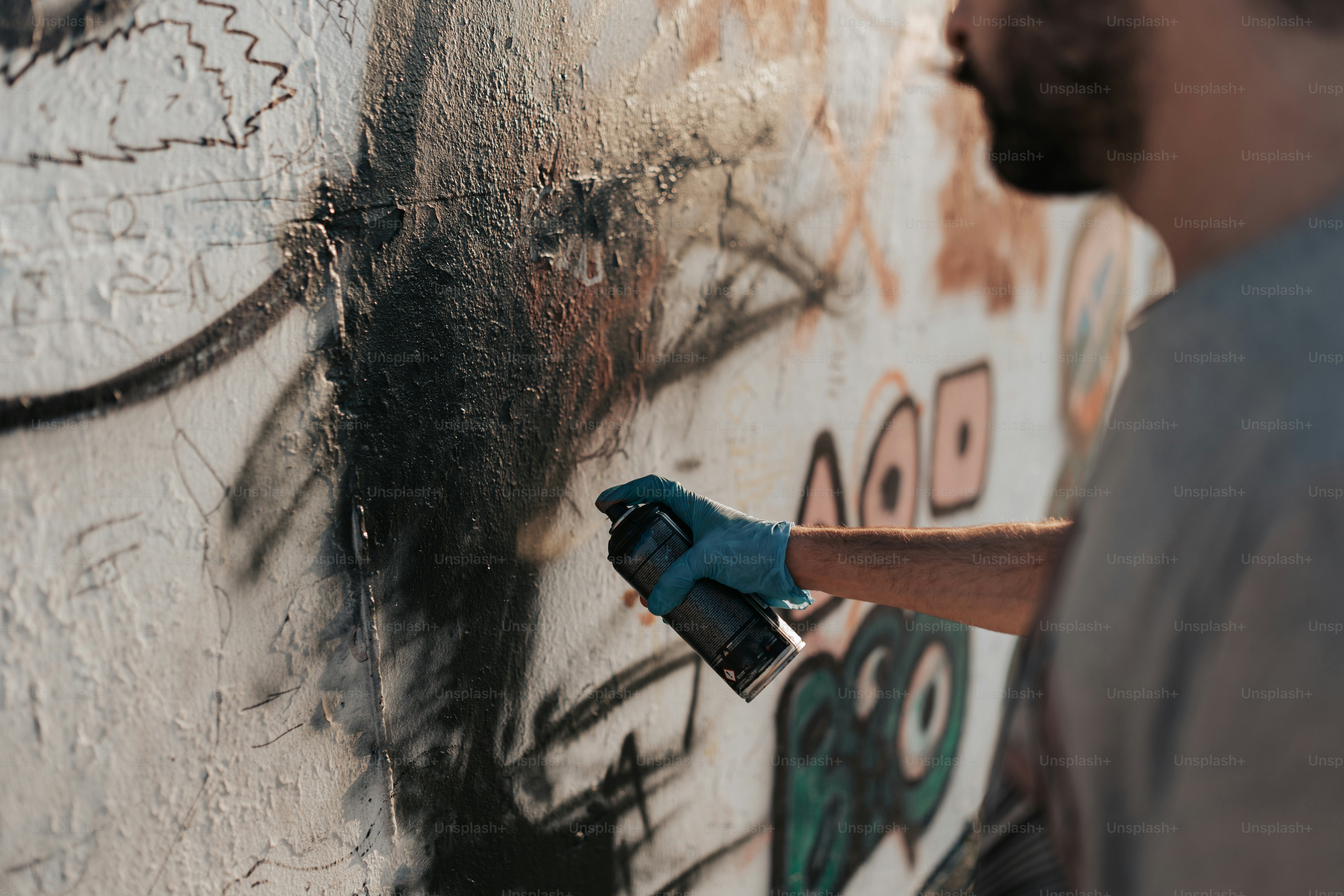A man is painting a wall with graffiti photo – Graffiti Image on Unsplash
