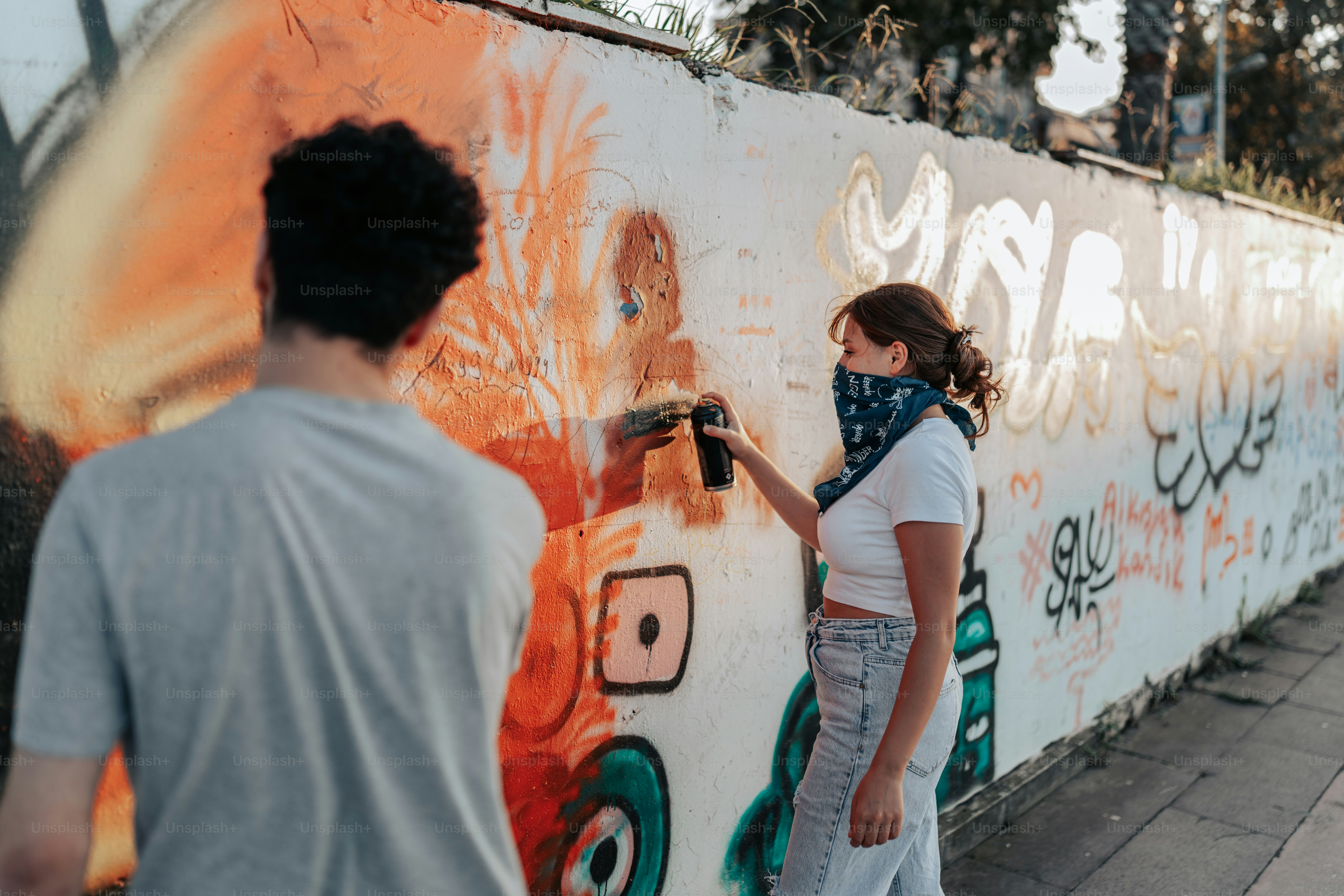 A man is painting a wall with graffiti photo – Graffiti Image on Unsplash