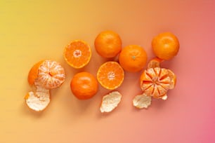 Un gruppo di arance sedute in cima a un tavolo