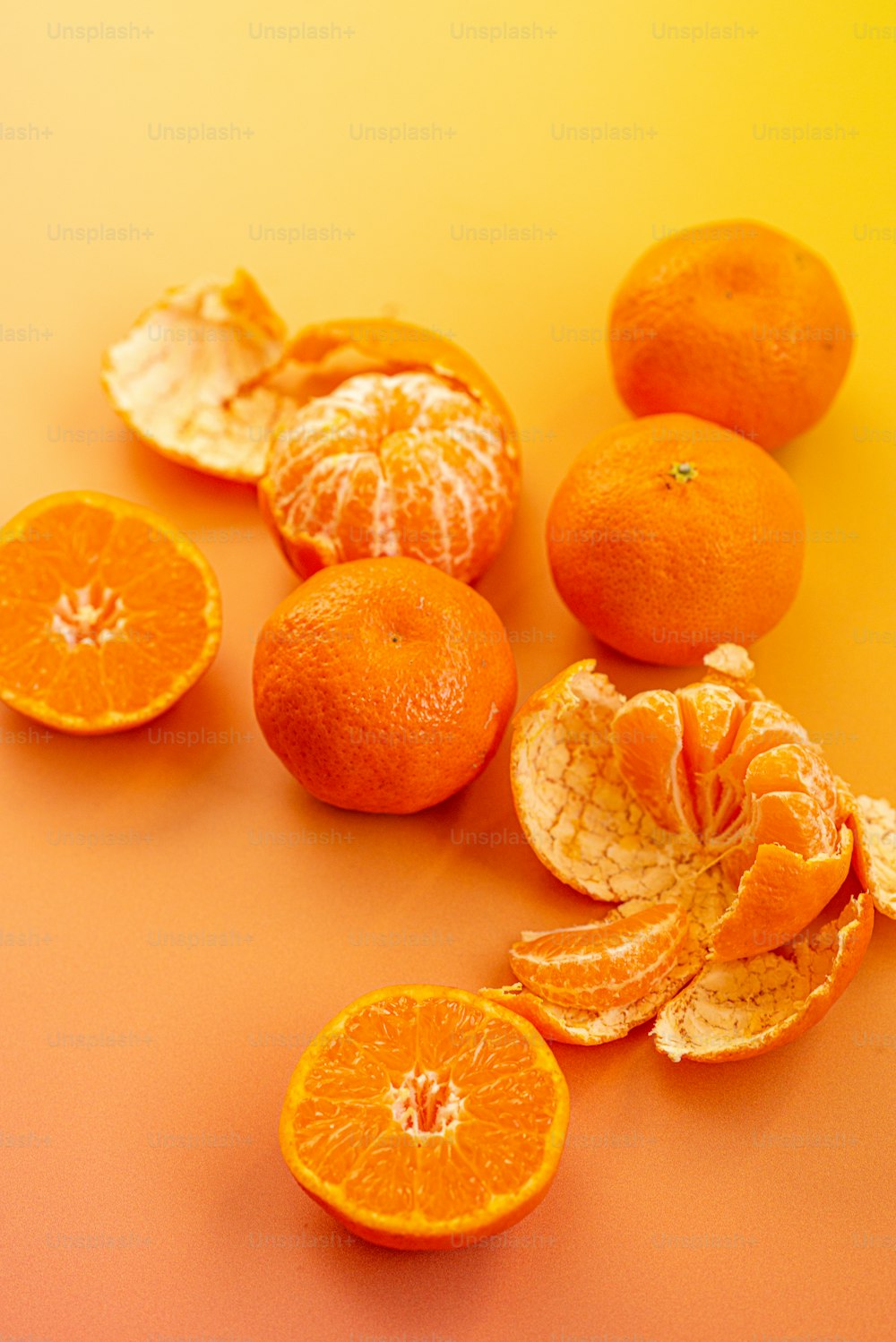 eine Gruppe von Orangen, die auf einem Tisch liegen
