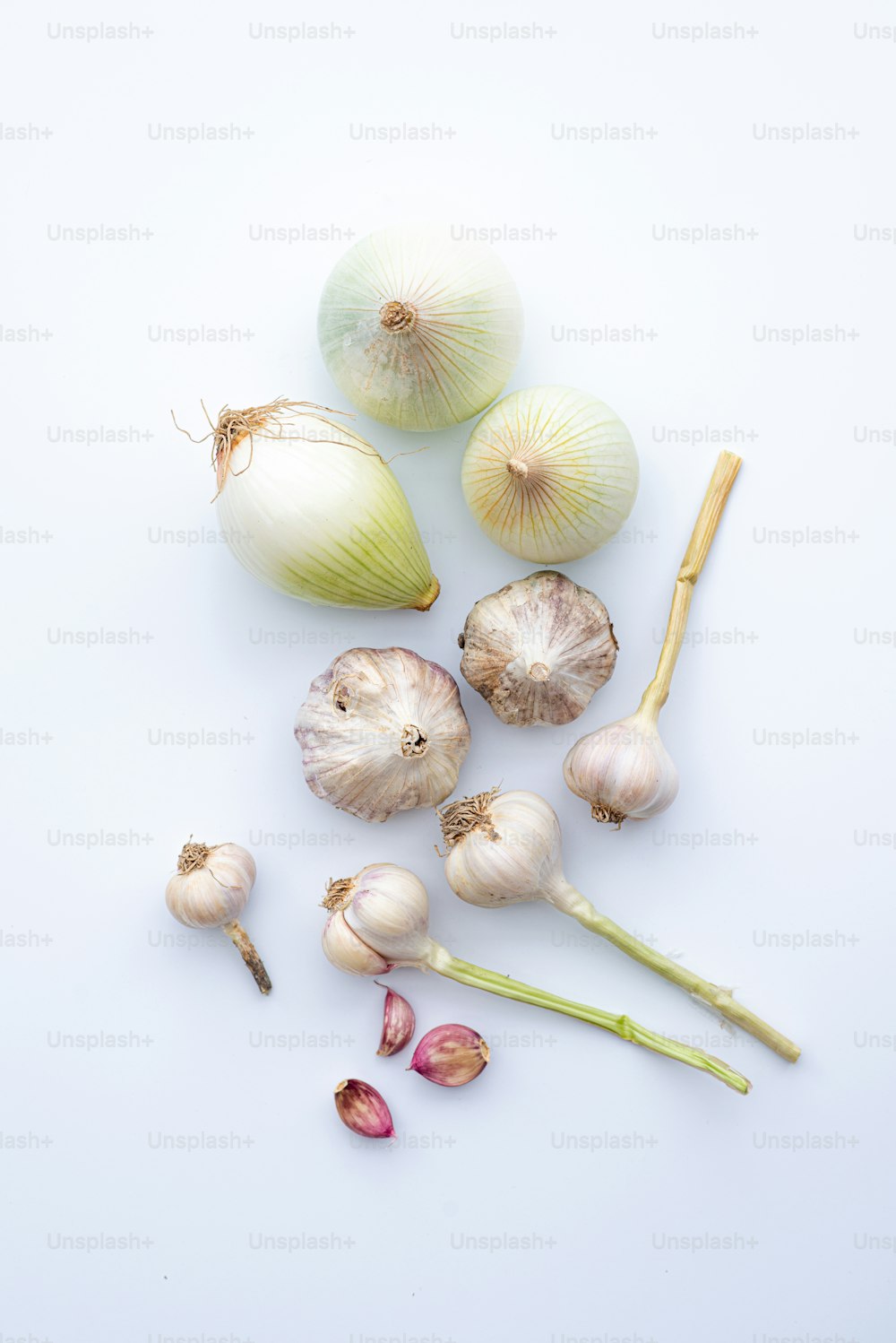 a group of garlics sitting on top of a white table