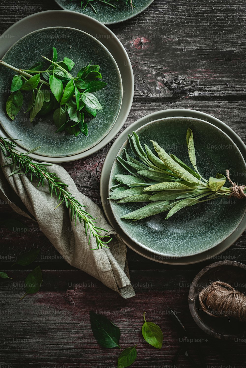 ein Tisch mit Tellern und Schüsseln, gefüllt mit grünem Gemüse