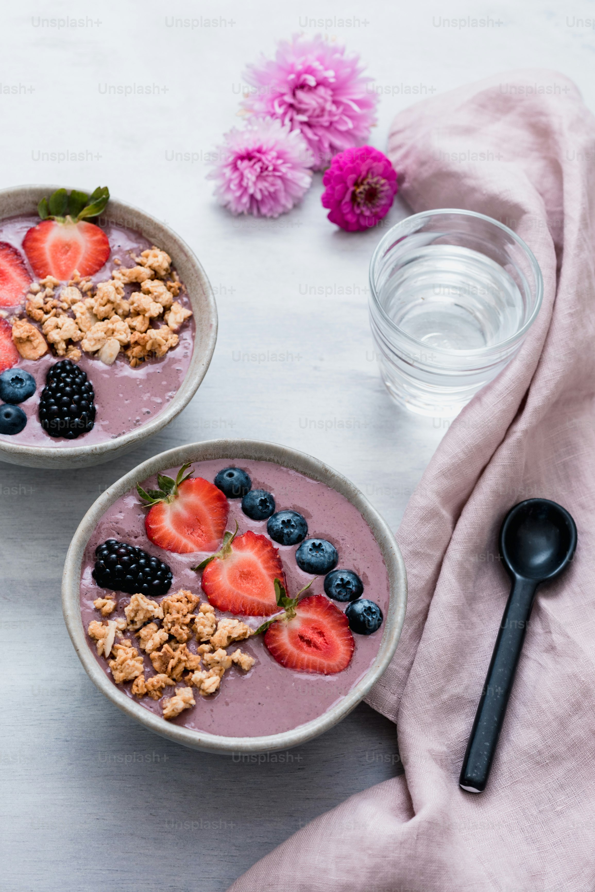 un paio di ciotole di cibo seduti sopra un tavolo