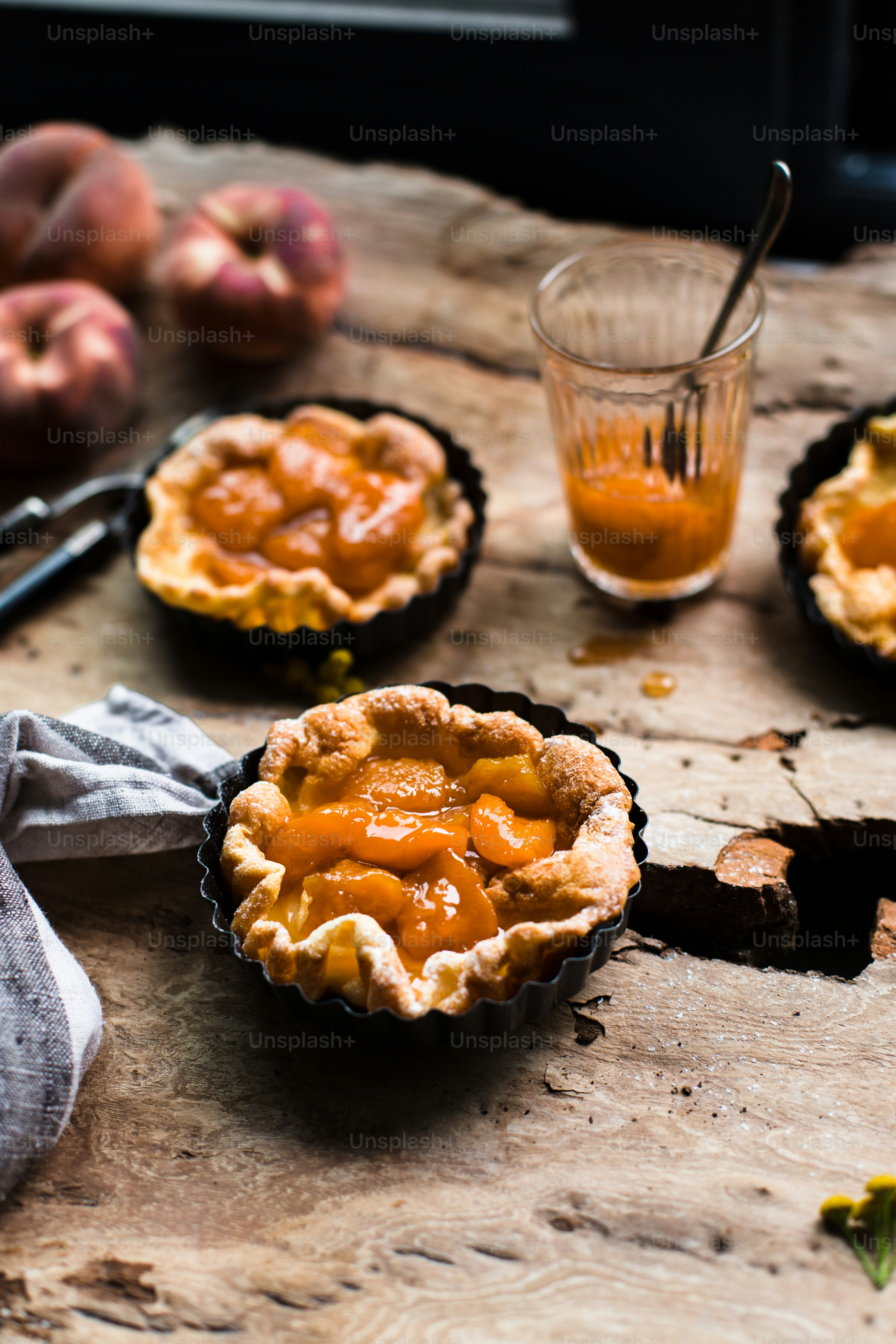 파이와 차 한 잔을 얹은 테이블