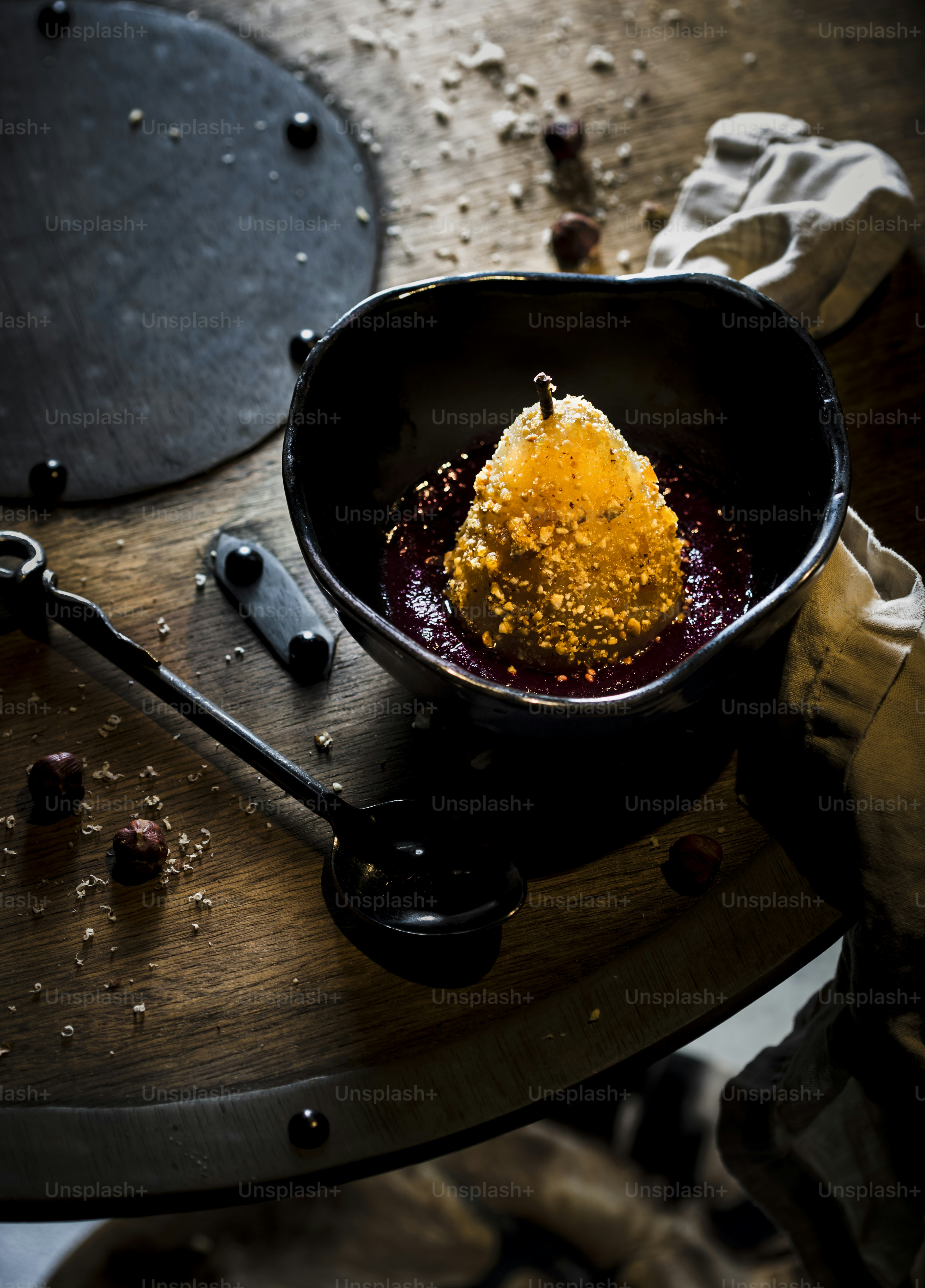 나무 테이블 위에 놓인 음식 그릇