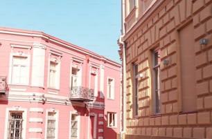 Un edificio rosa con un reloj en la parte delantera