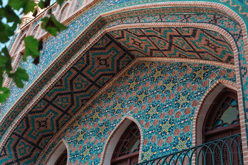 un bâtiment orné avec un balcon et une balustrade de balcon