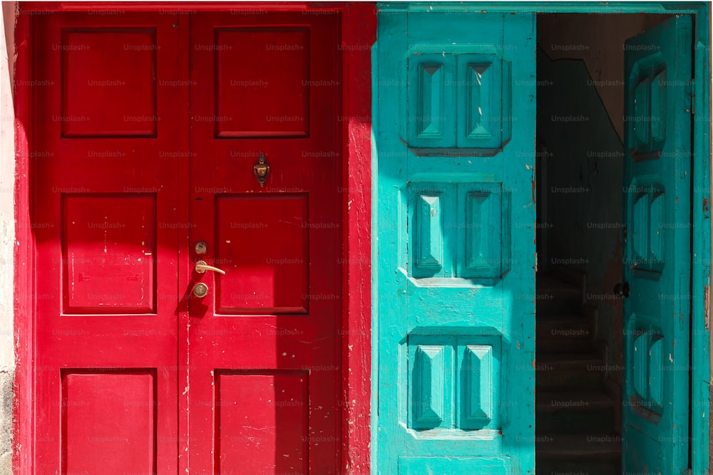 Se muestra una puerta roja y una puerta azul