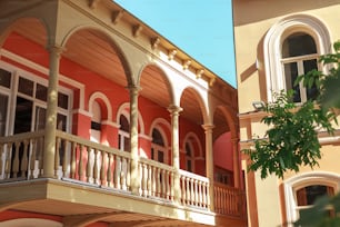 un edificio con balcón y balcones