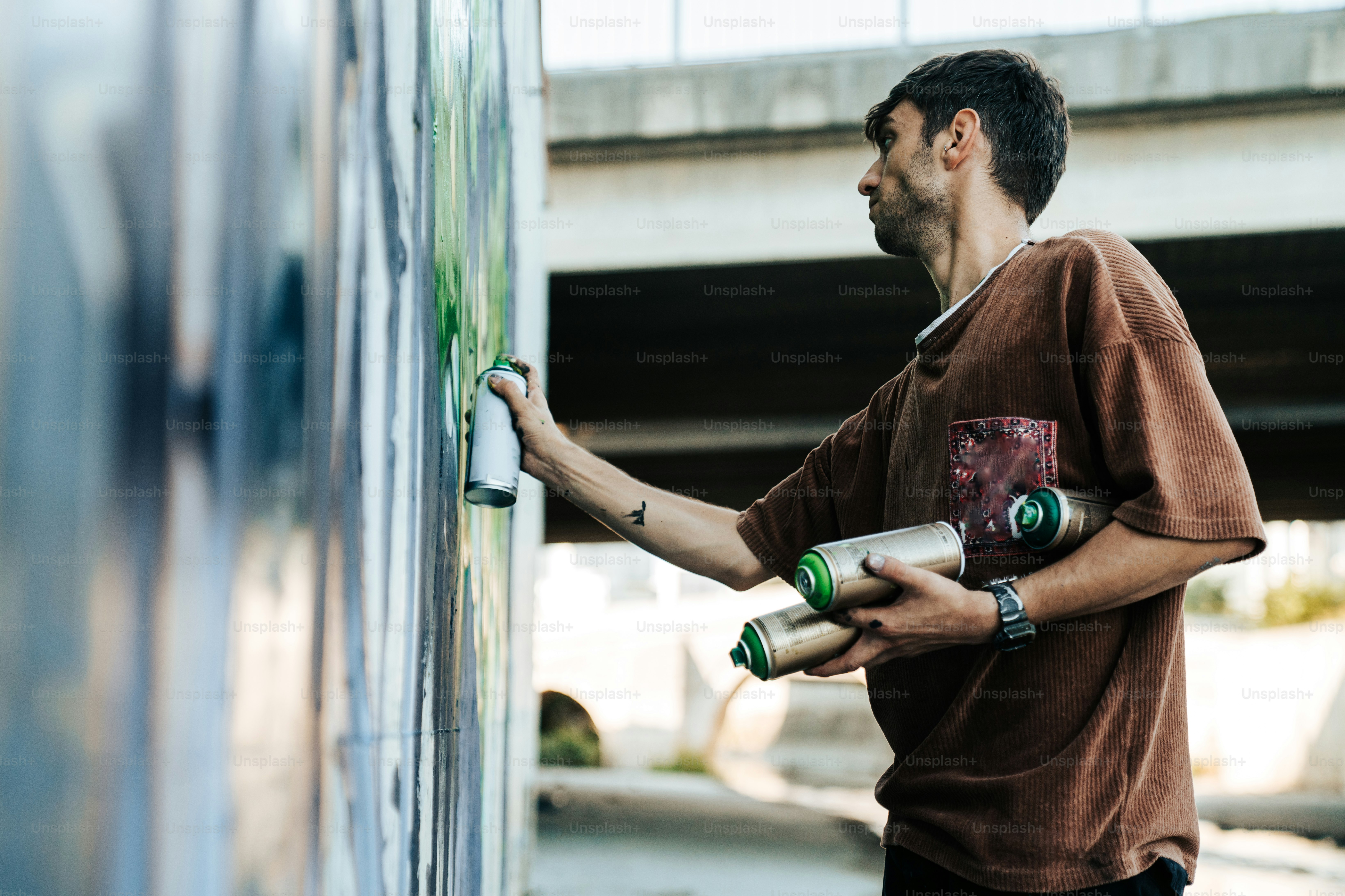 A man is painting a wall with graffiti photo – Graffiti Image on Unsplash