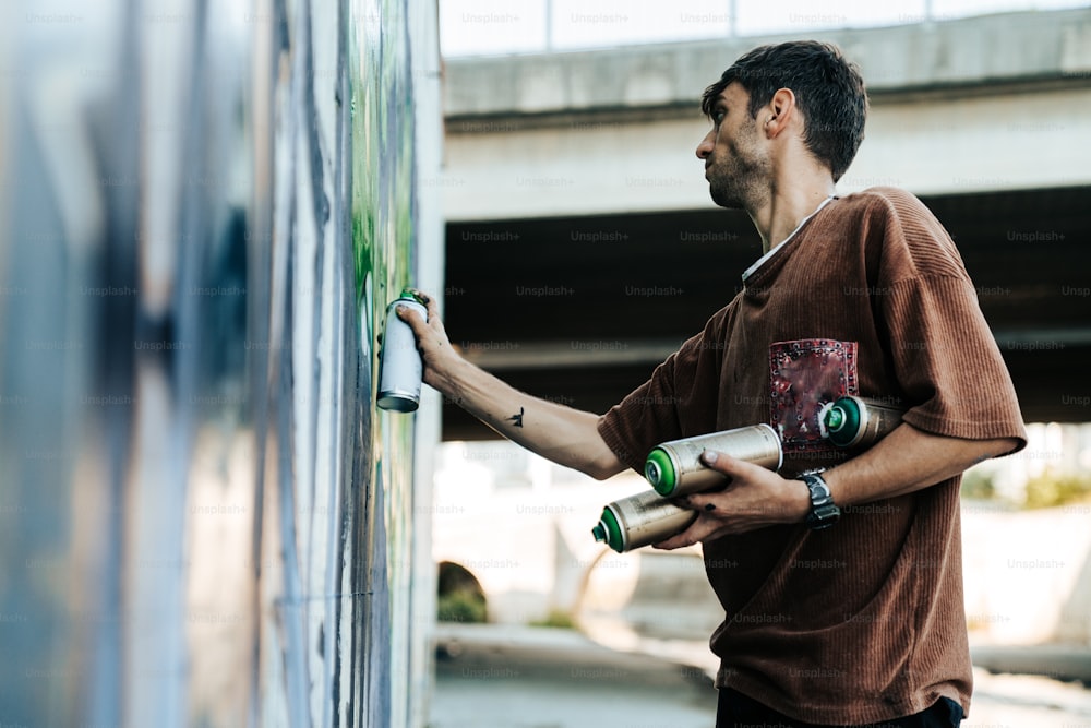 Ein Mann streicht eine Wand mit grüner Farbe