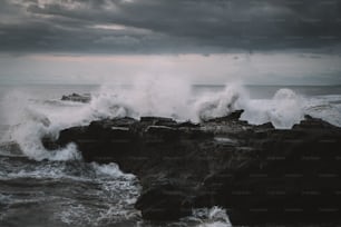 大きな波が岩だらけの海岸に衝突する