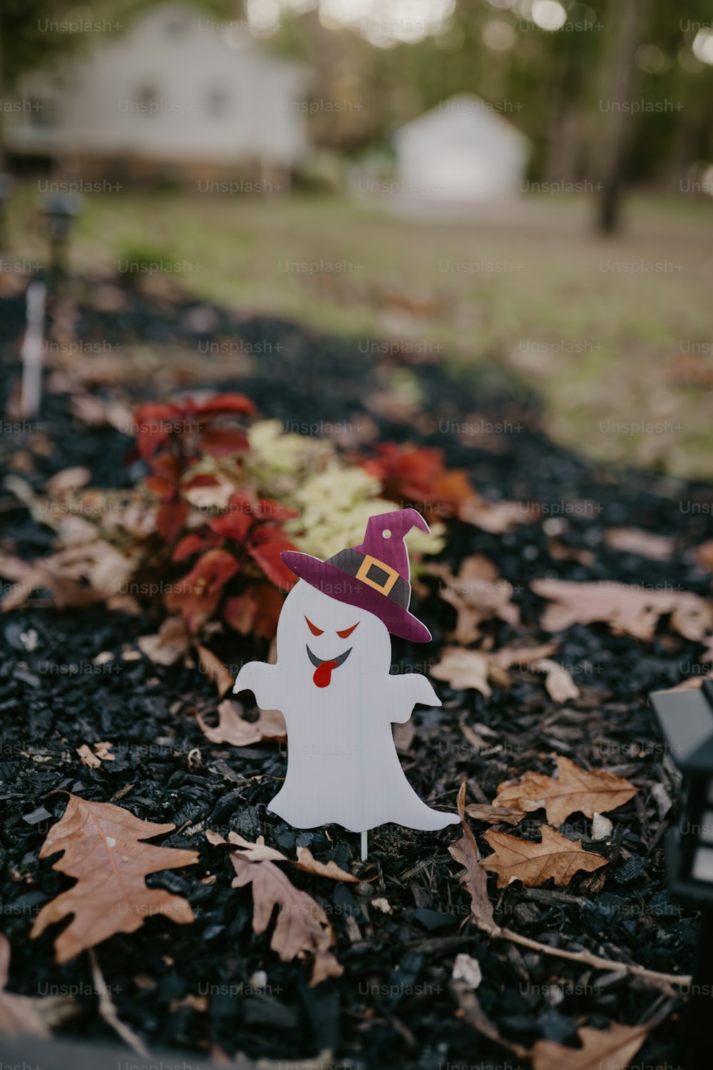 Una decorazione di Halloween con un fantasma e un cappello da strega