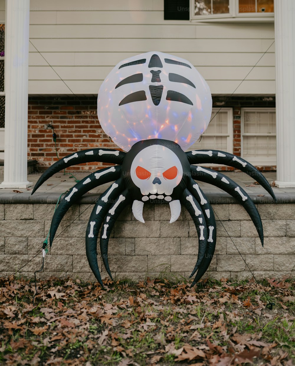 家の正面にクモがいるハロウィーンの装飾
