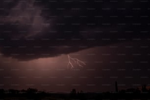 Ein Blitz schlägt durch einen dunklen Himmel ein