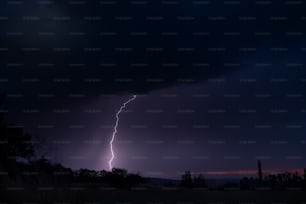 Ein Blitz ist am Himmel über einem Feld zu sehen