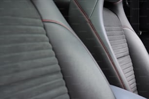 Eine Nahaufnahme der Sitze in einem Auto