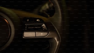 um close up de um volante em um carro