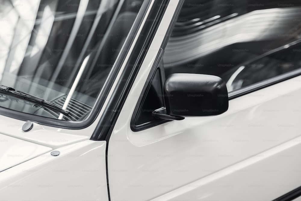 um close up do espelho retrovisor lateral de um carro