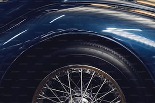 um close up da roda dianteira de um carro azul