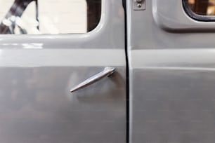 un primo piano della maniglia di una porta su un veicolo