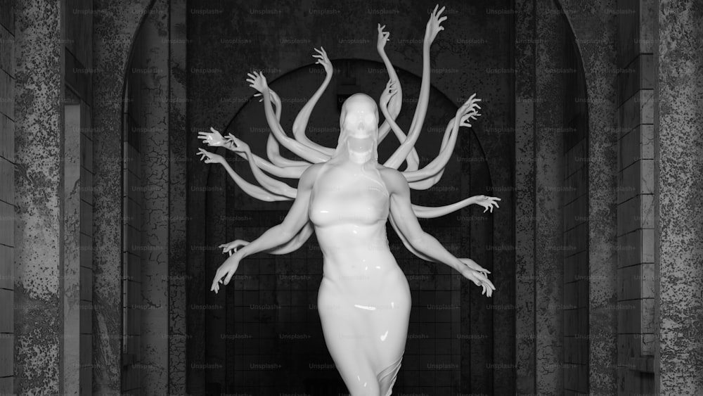 Una estatua de una mujer con los brazos extendidos