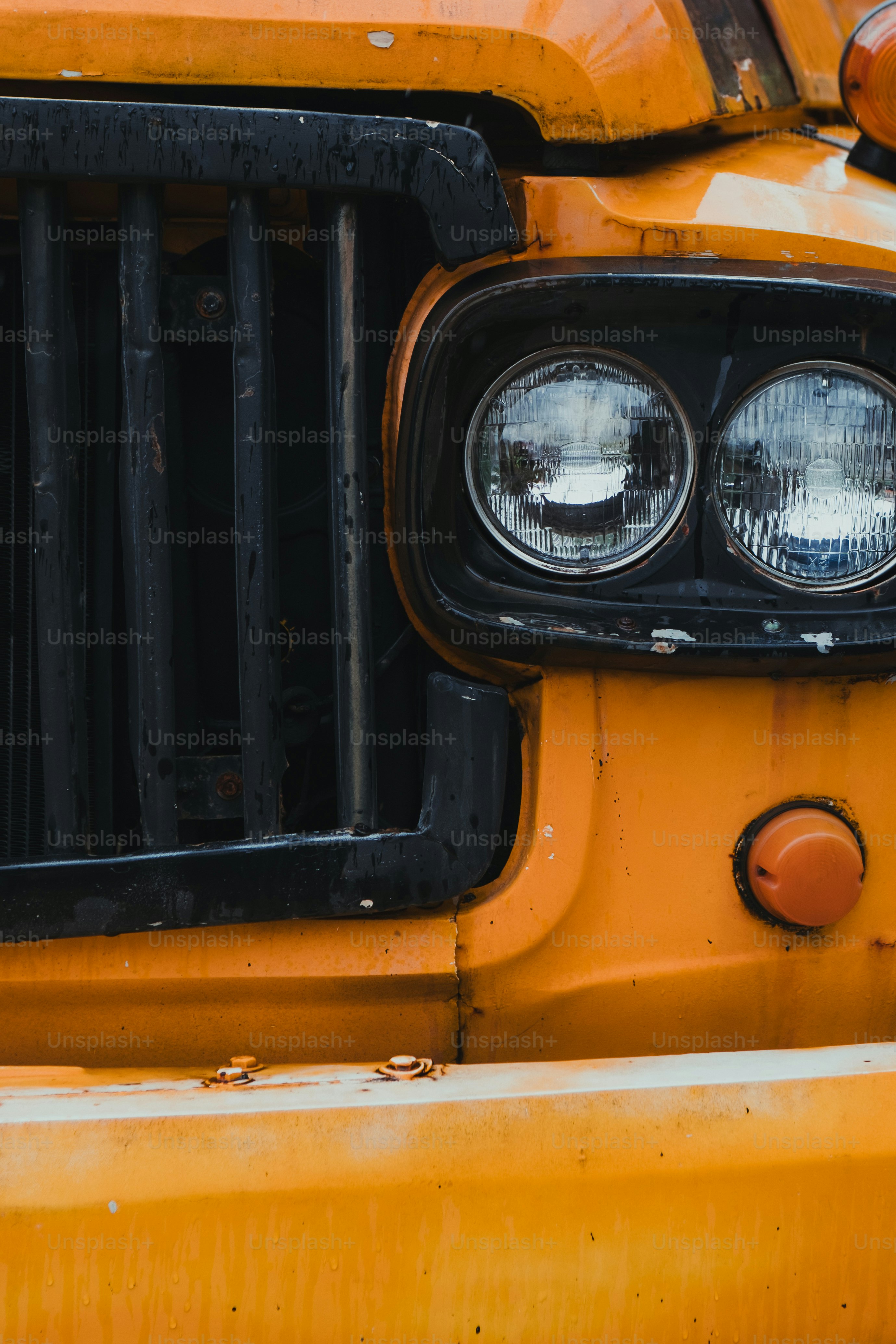 close-up bagian depan truk kuning