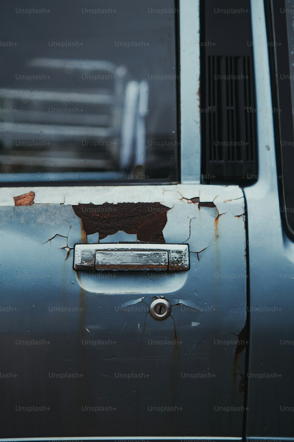 the door handle of an old truck with rust on it