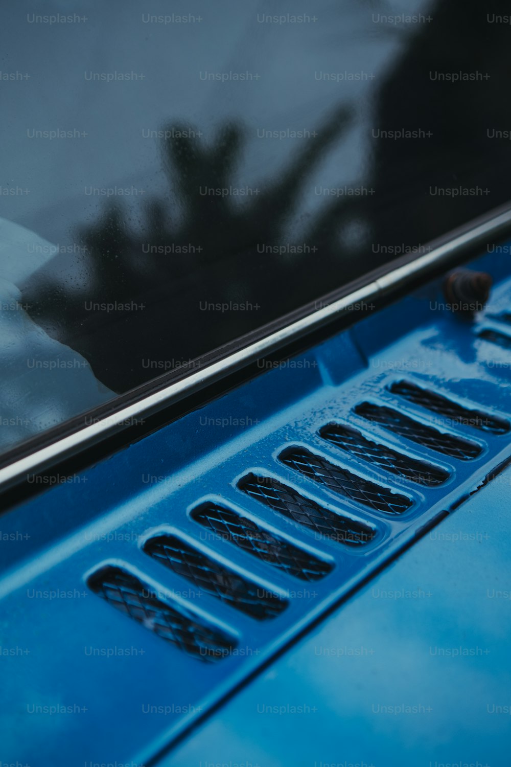 Un primer plano del costado de un coche azul