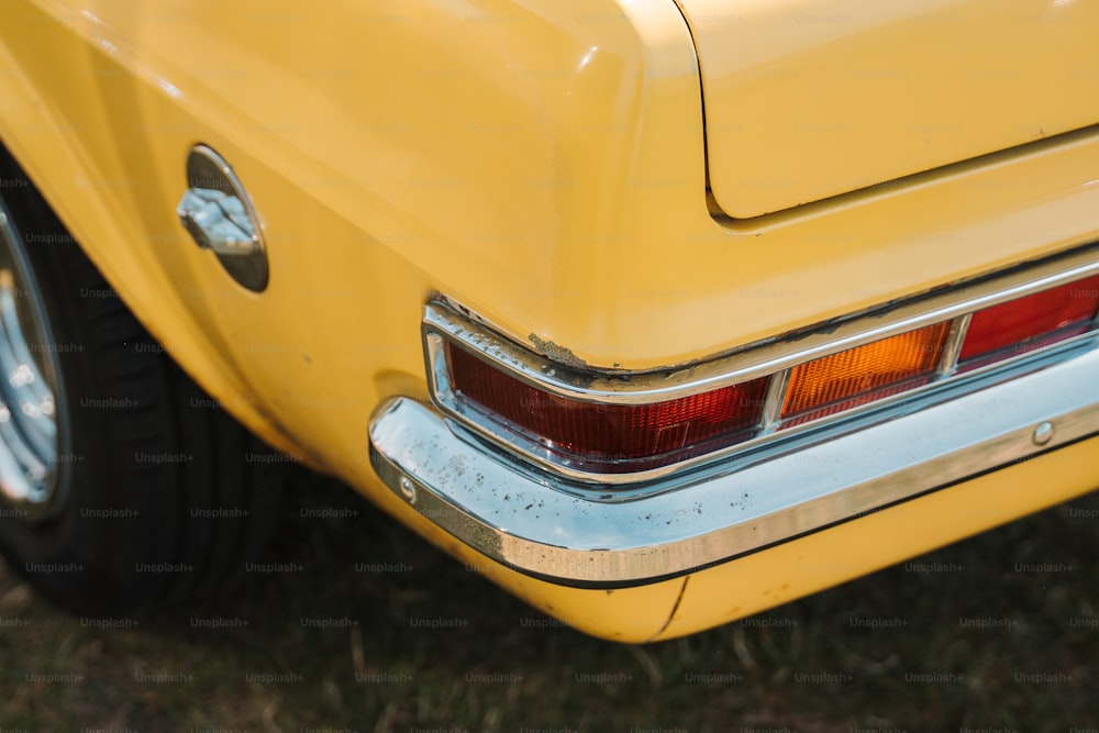 Un primer plano de la cola de un coche amarillo