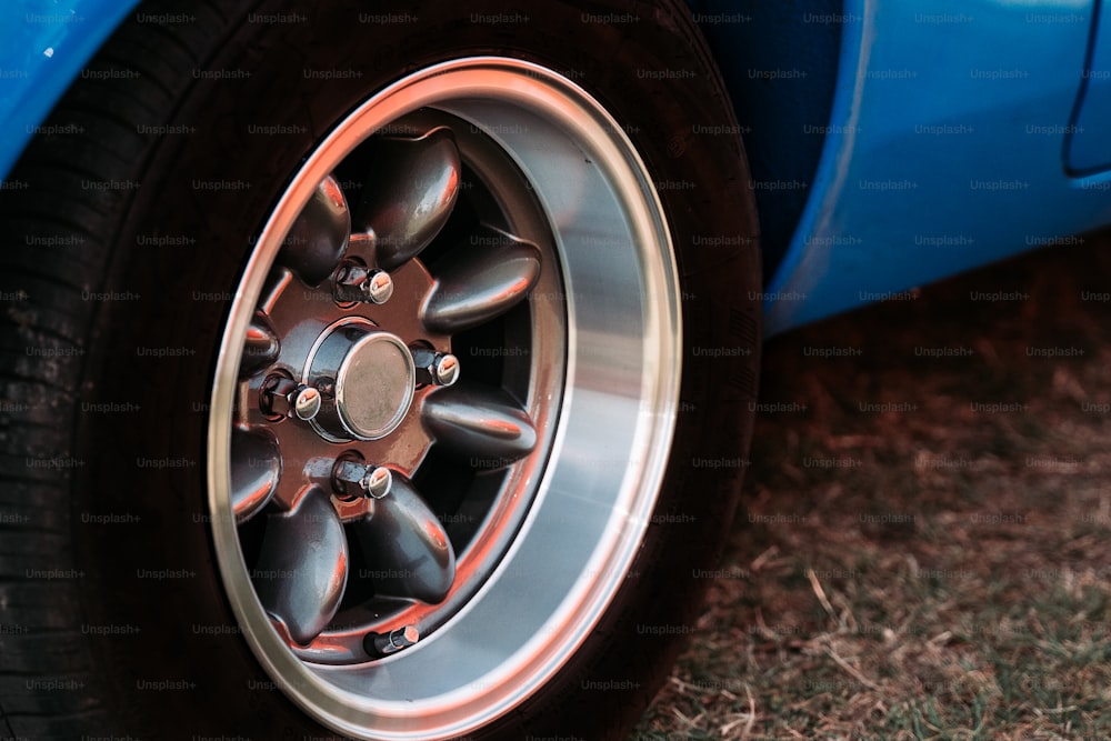 um close up de um pneu de carro azul