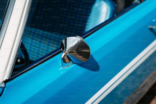 Un coche azul con un espejo en el costado