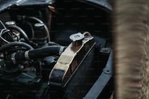 Un primo piano del motore di una vecchia auto
