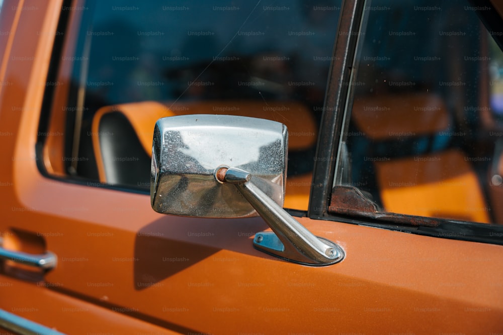 Nahaufnahme eines Spiegels an einem Fahrzeug