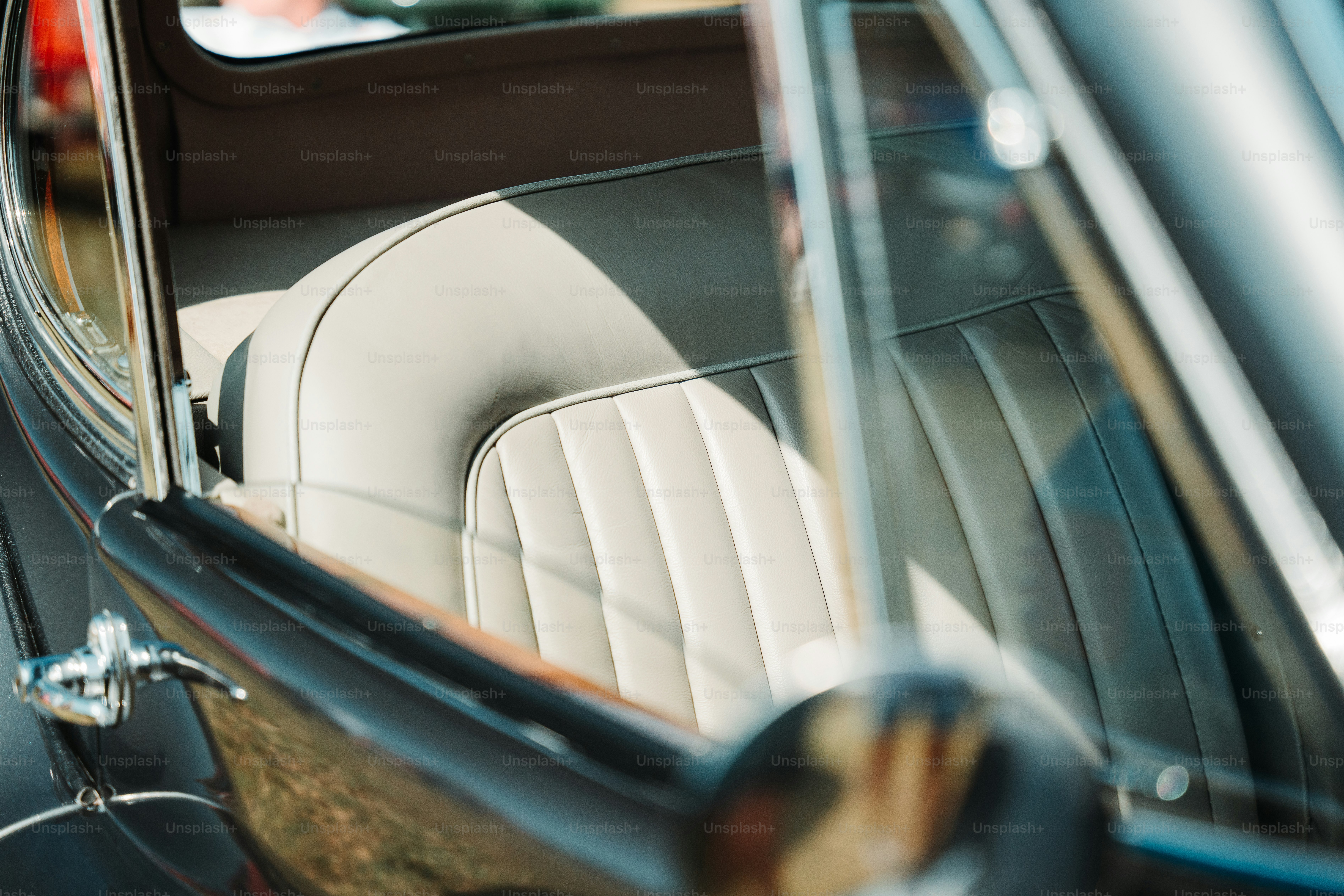 Un primer plano de la puerta de un coche con un volante